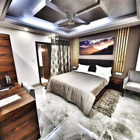 Hotel Aerocity Purple Orchid Yeni Delhi Dış mekan fotoğraf