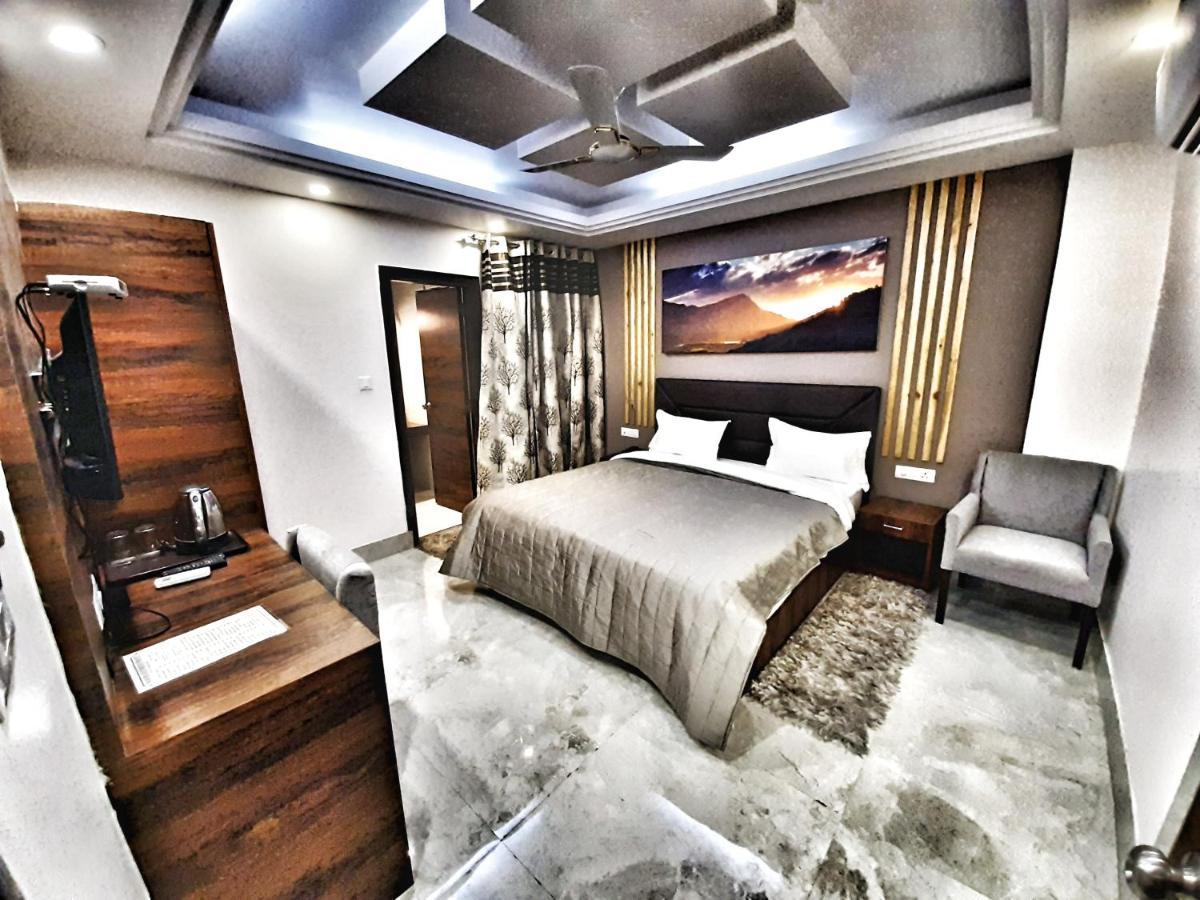 Hotel Aerocity Purple Orchid Yeni Delhi Dış mekan fotoğraf
