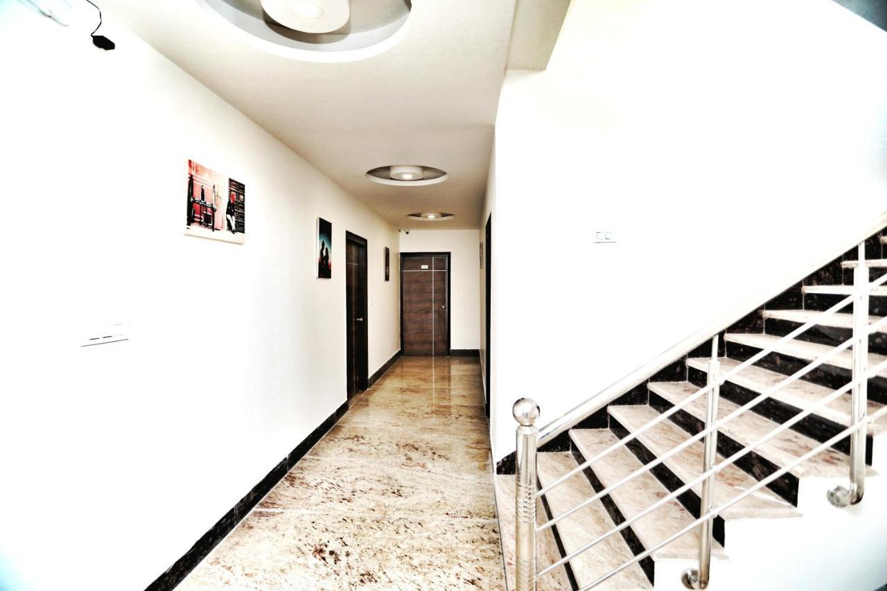 Hotel Aerocity Purple Orchid Yeni Delhi Dış mekan fotoğraf