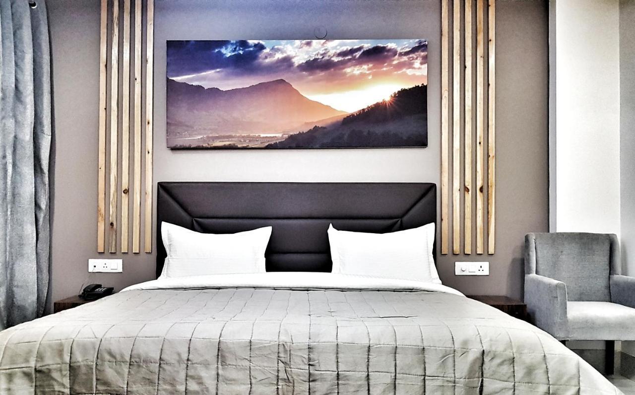 Hotel Aerocity Purple Orchid Yeni Delhi Dış mekan fotoğraf