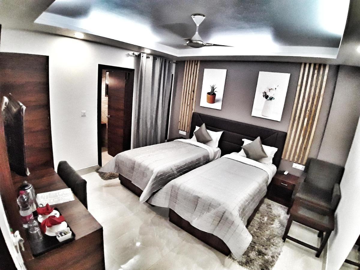 Hotel Aerocity Purple Orchid Yeni Delhi Dış mekan fotoğraf