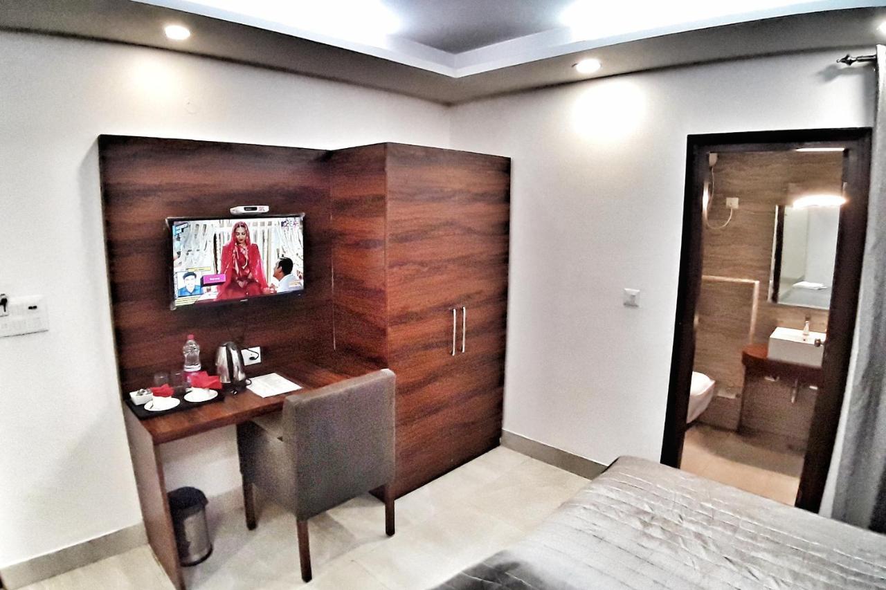Hotel Aerocity Purple Orchid Yeni Delhi Dış mekan fotoğraf
